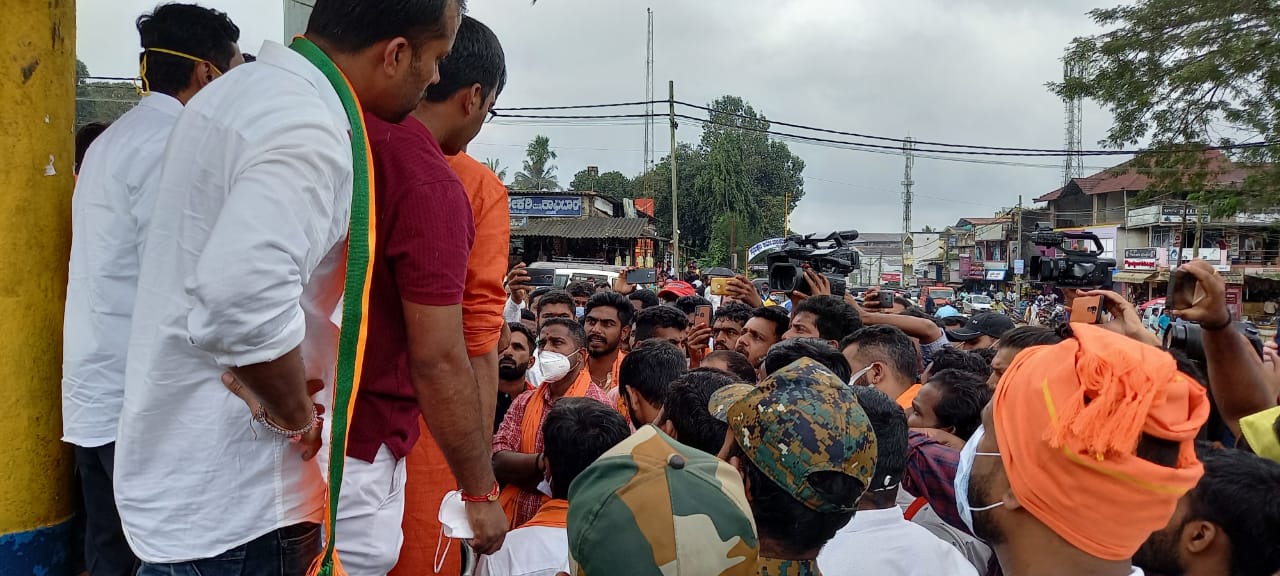 ಮೂಡಿಗೆರೆ: ಹಿಂದೂಪರ ಸಂಘಟನೆಗಳಿಂದ ಪ್ರತಾಪ್‍ಸಿಂಹ, ತೇಜಸ್ವಿ ಸೂರ್ಯ ಕಾರು ಅಡ್ಡಗಟ್ಟಿ ಮುತ್ತಿಗೆ