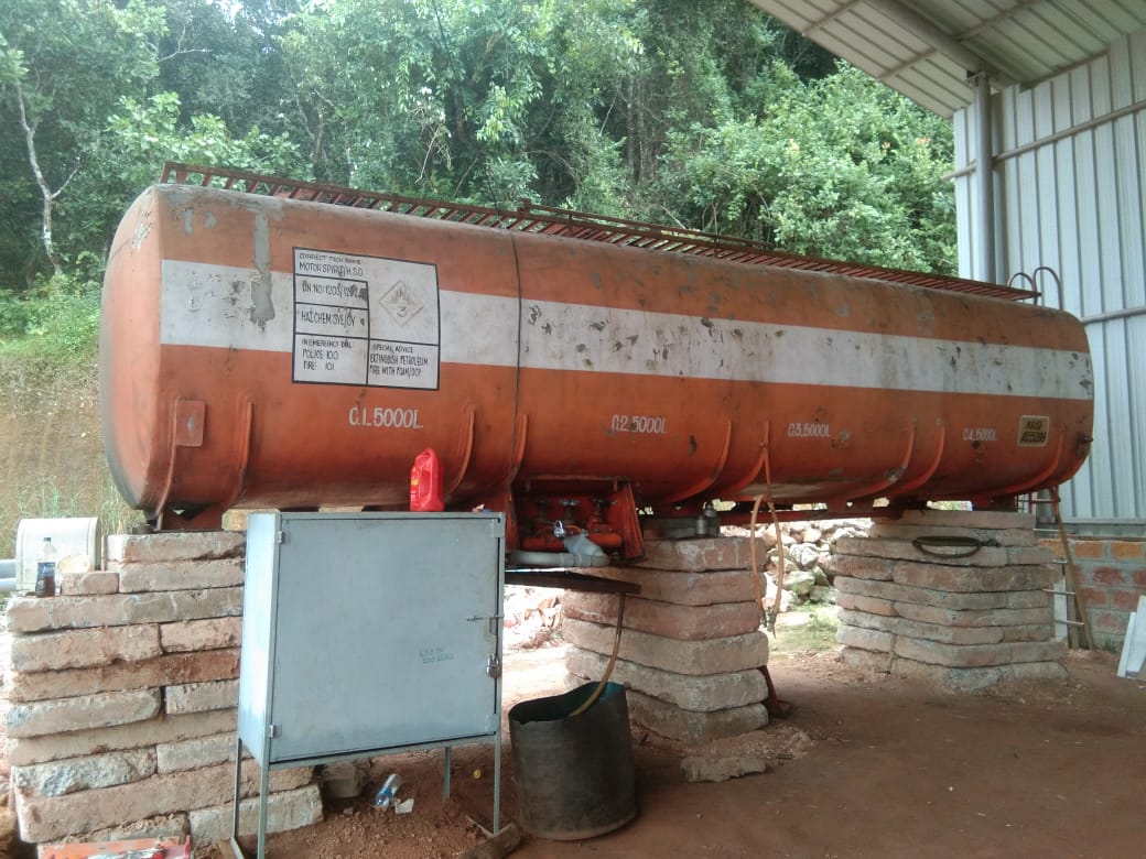 ಮಂಗಳೂರು: ದಾಸ್ತಾನಿರಿಸಿದ್ದ ಅಕ್ರಮ ಪೆಟ್ರೋಲಿಯಂ ಉತ್ಪನ್ನ ವಶ