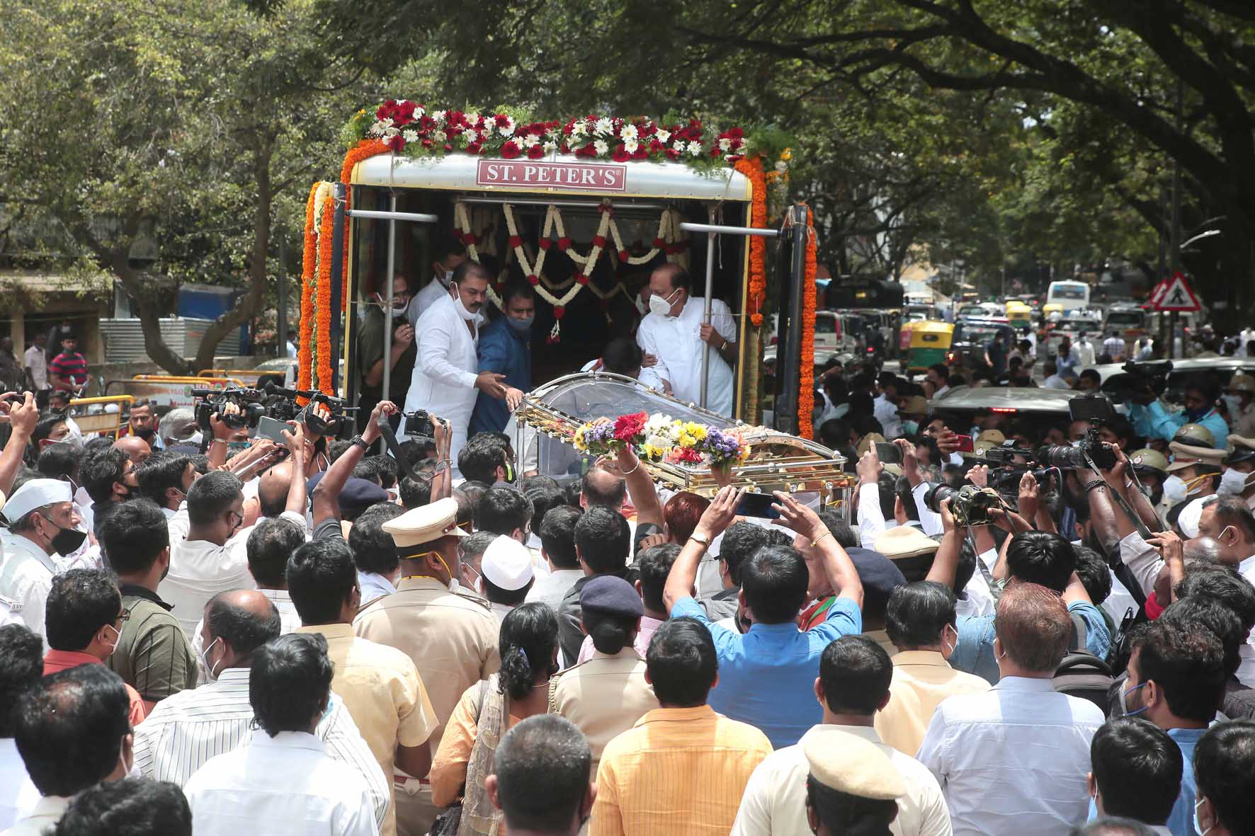 ಸರಕಾರಿ ಗೌರವಗಳೊಂದಿಗೆ ಆಸ್ಕರ್ ಫೆರ್ನಾಂಡಿಸ್ ಅಂತ್ಯಕ್ರಿಯೆ