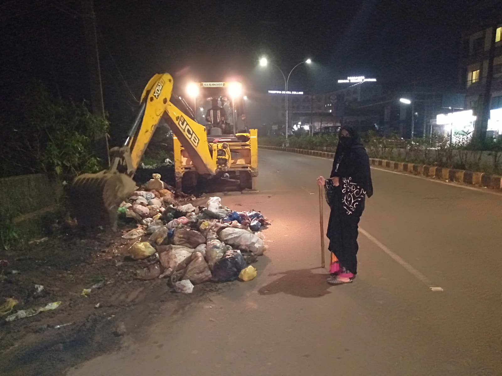 ದೇರಳಕಟ್ಟೆ: ಮಧ್ಯರಾತ್ರಿಯವರೆಗೆ ನಿಂತು ರಸ್ತೆಬದಿ ಇದ್ದ ಕಸ ತೆರವುಗೊಳಿಸಿದ ಮುನ್ನೂರು ಗ್ರಾ.ಪಂ ಸದಸ್ಯೆ ರೆಹಾನಾ