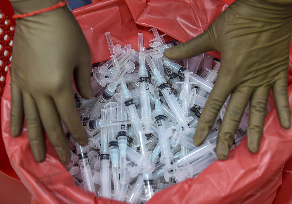 ಎರಡನೇ ಅಲೆ ಇನ್ನೂ ಮುಗಿದಿಲ್ಲ, ಸಮಾವೇಶಗಳಲ್ಲಿ ಪಾಲ್ಗೊಳ್ಳುವ ಮುನ್ನ ಸಂಪೂರ್ಣ ಲಸಿಕೆ ಪಡೆದಿರುವುದು ಕಡ್ಡಾಯ: ಸರಕಾರ