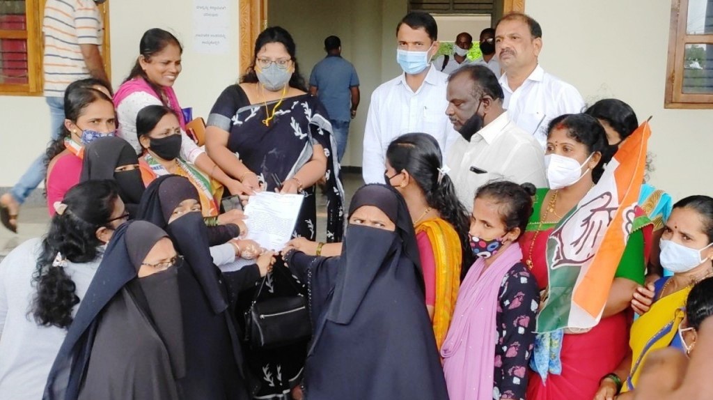 ಭಟ್ಕಳ: ರಾಜ್ಯದಲ್ಲಿ ಮಹಿಳೆಯರಿಗೆ ರಕ್ಷಣೆ ನೀಡುವಂತೆ ಆಗ್ರಹಿಸಿ ಮಹಿಳಾ ಕಾಂಗ್ರೇಸ್ ನಿಂದ ರಾಜ್ಯಪಾಲರಿಗೆ ಮನವಿ