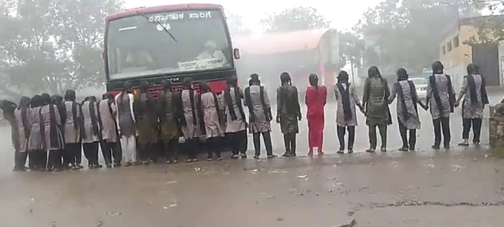 ಬಸ್ ಸೌಲಭ್ಯ ಕಲ್ಪಿಸುವಂತೆ ಒತ್ತಾಯ: ಮಳೆಯಲ್ಲೇ ನಿಂತು ವಿದ್ಯಾರ್ಥಿನಿಯರ ಪ್ರತಿಭಟನೆ