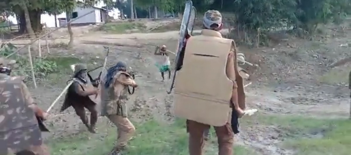 ತೆರವು ಕಾರ್ಯಾಚರಣೆ ವೇಳೆ ಪ್ರತಿಭಟನಾಕಾರರನ್ನು ಥಳಿಸಿ ಗುಂಡು ಹಾರಿಸಿದ ಅಸ್ಸಾಂ ಪೊಲೀಸರು