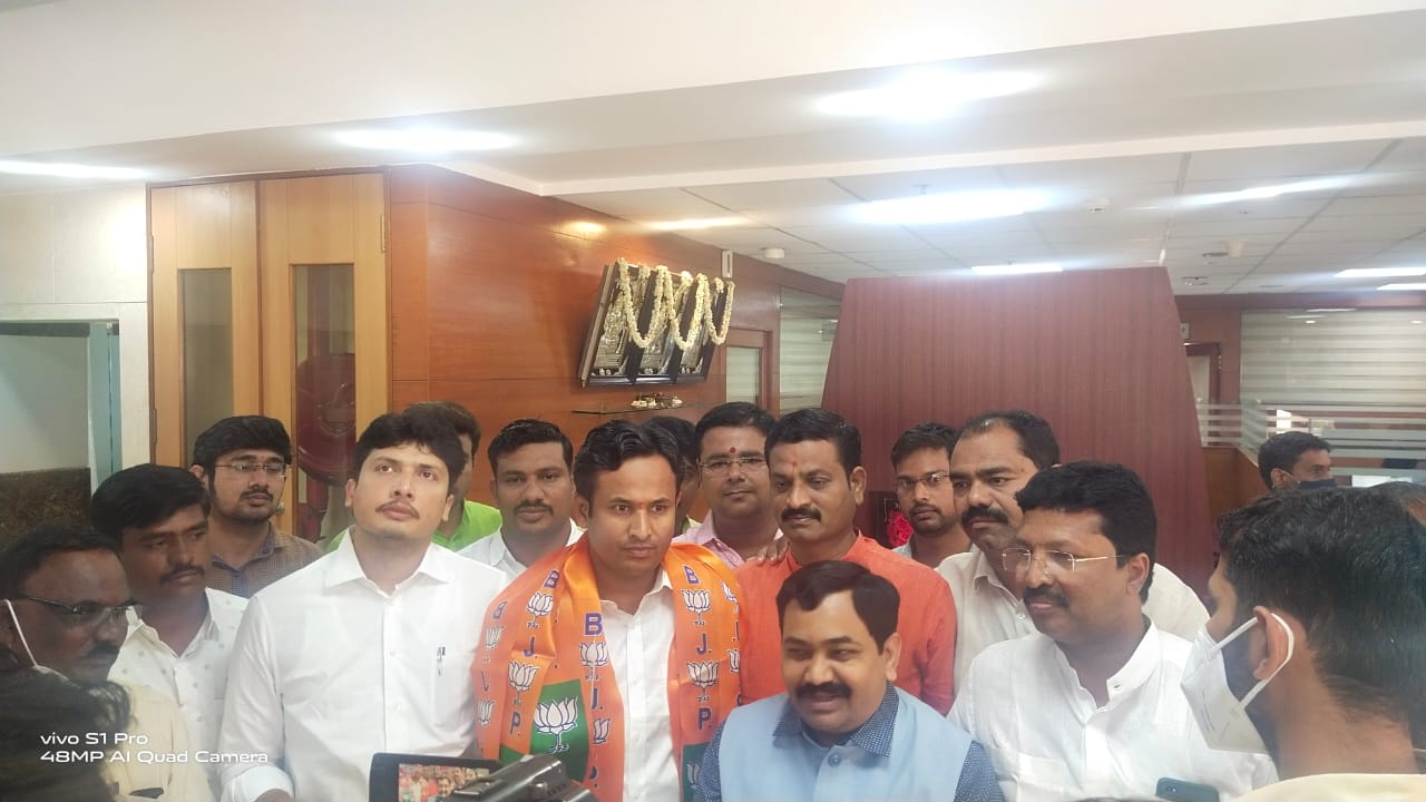 ಕಲಬುರಗಿ ಪಾಲಿಕೆಯ ಮೇಯರ್ ಪಟ್ಟಕ್ಕೆ ಕಸರತ್ತು:  ಬಿಜೆಪಿ ಸೇರಿದ ಪಕ್ಷೇತರ ಅಭ್ಯರ್ಥಿ