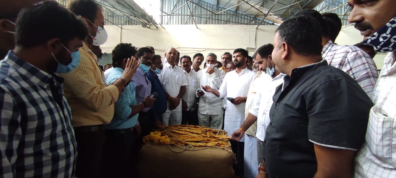 ಪಿರಿಯಾಪಟ್ಟಣ: ಸಂಸದ ಪ್ರತಾಪ ಸಿಂಹರಿಗೆ ಘೇರಾವ್ ಹಾಕಿದ ರೈತರು