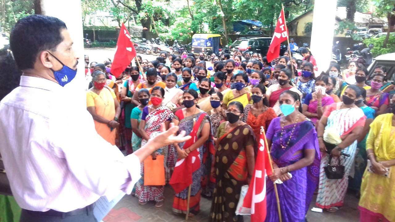 ಖಾಯಂಗೊಳಿಸುವಂತೆ ಆಗ್ರಹಿಸಿ ಅಕ್ಷರ ದಾಸೋಹ ನೌಕರರಿಂದ ಧರಣಿ