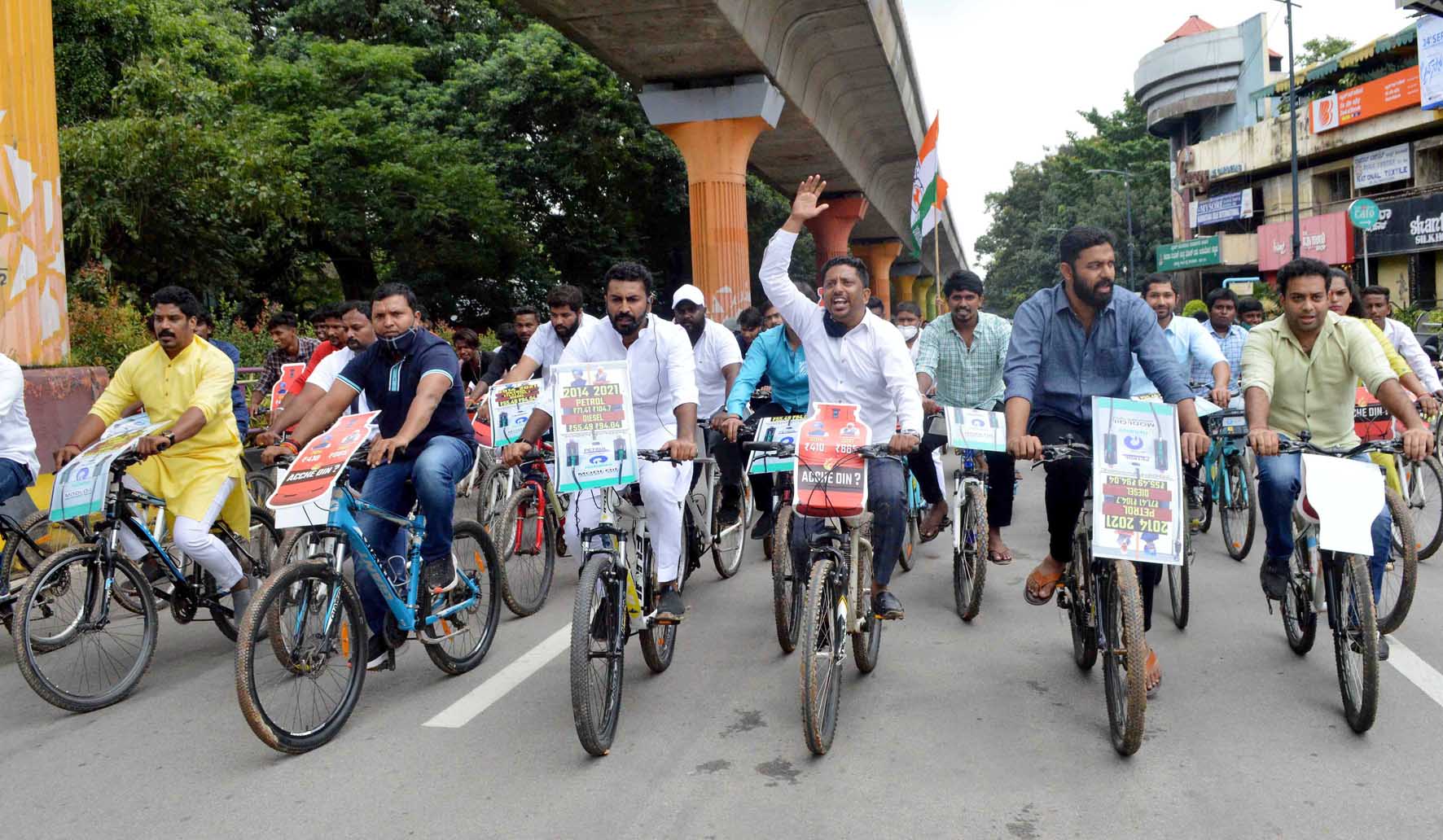 ಬೆಂಗಳೂರು: ಬೆಲೆ ಏರಿಕೆ ವಿರೋಧಿಸಿ ಯುವ ಕಾಂಗ್ರೆಸ್ ನಿಂದ ಸೈಕಲ್ ಜಾಥಾ