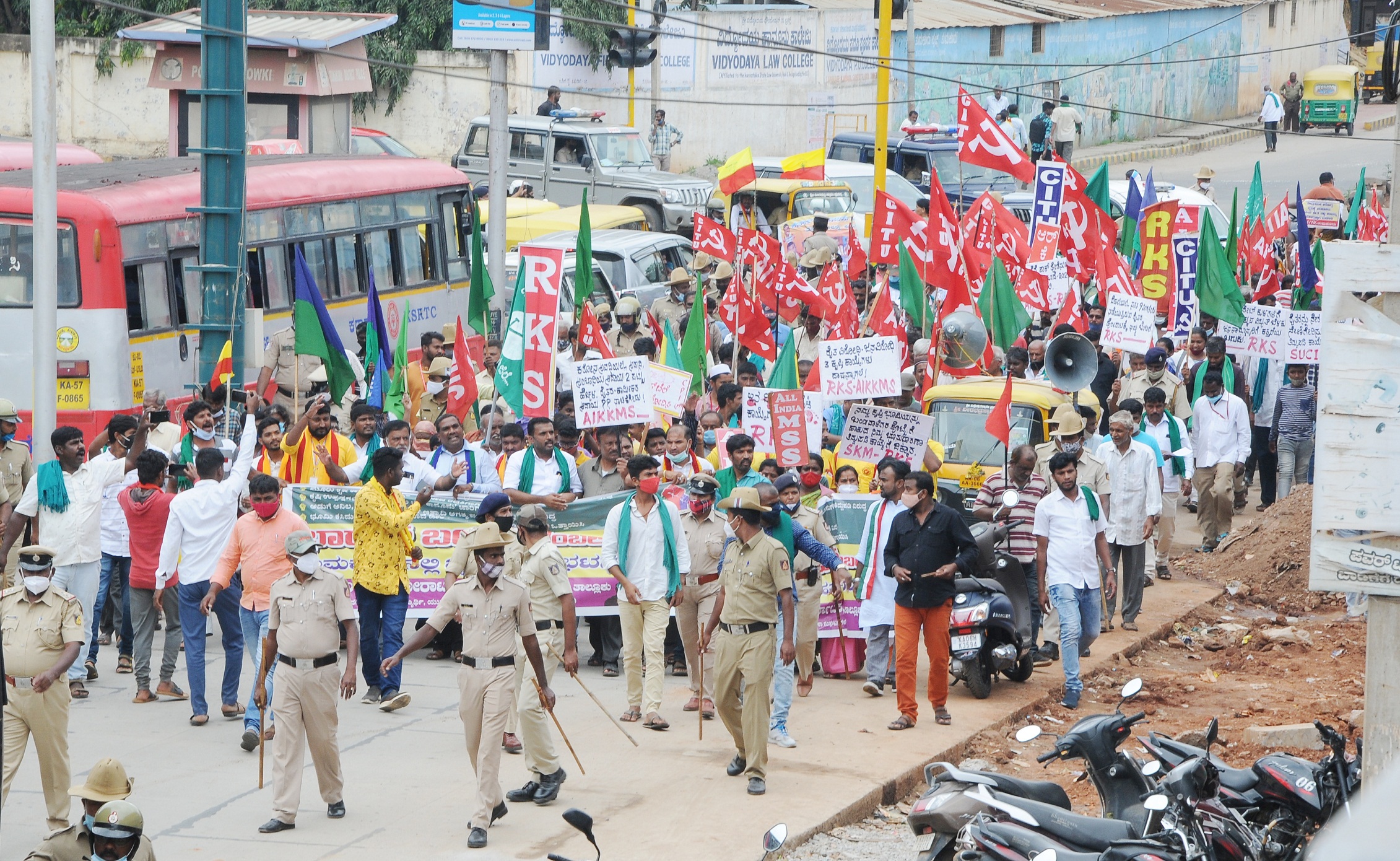 ಭಾರತ್ ಬಂದ್‍;  ತುಮಕೂರಿನಲ್ಲಿ ರೈತರು,ಕಾರ್ಮಿಕರಿಂದ ಮೆರವಣಿಗೆ