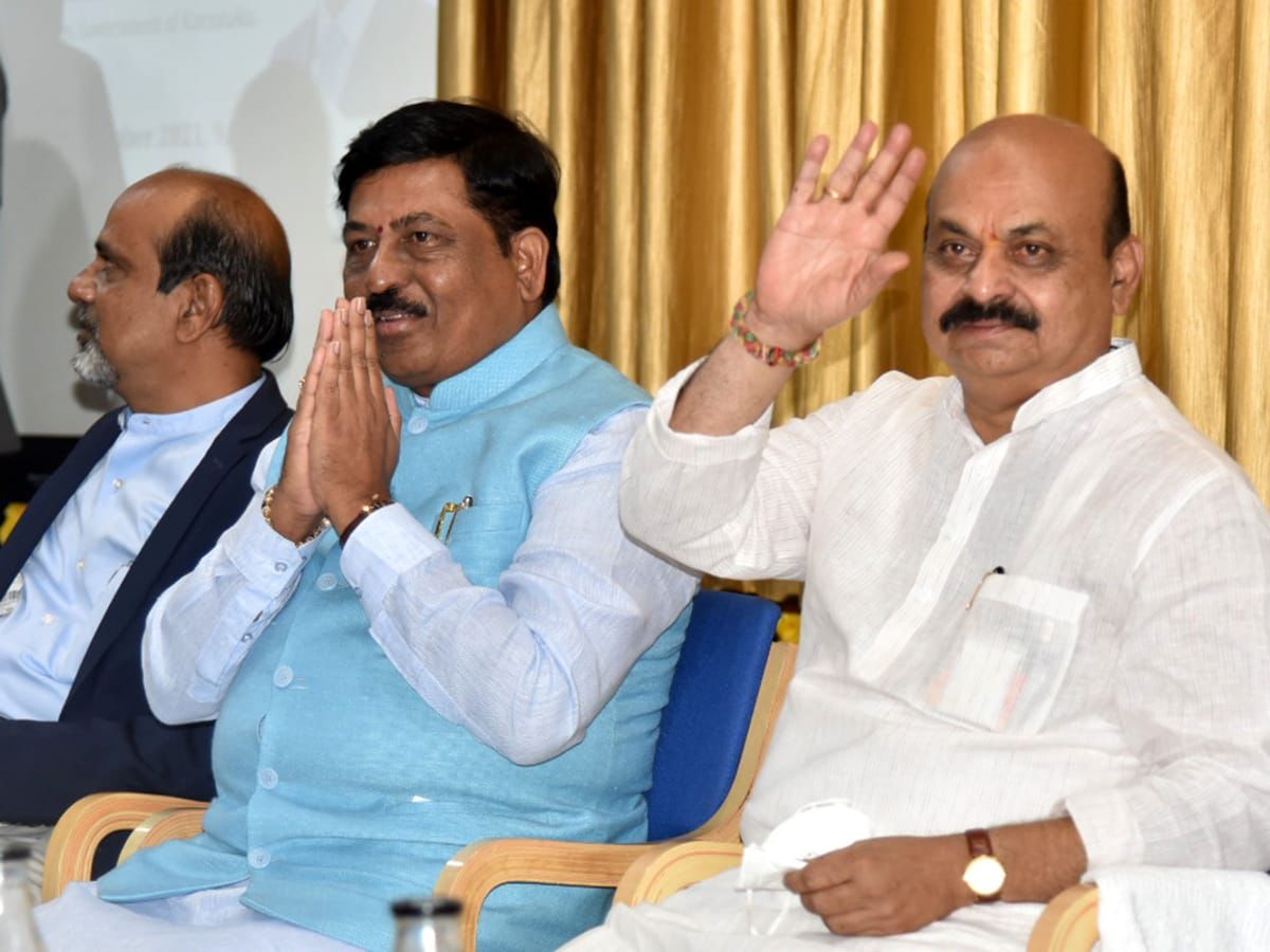 ವಿದ್ಯಾರ್ಥಿ ಜೀವನದ ಹಳೆಯ ನೆನಪುಗಳನ್ನು ಹಂಚಿಕೊಂಡ ಸಿಎಂ ಬೊಮ್ಮಯಿ-ಸಚಿವ ನಿರಾಣಿ