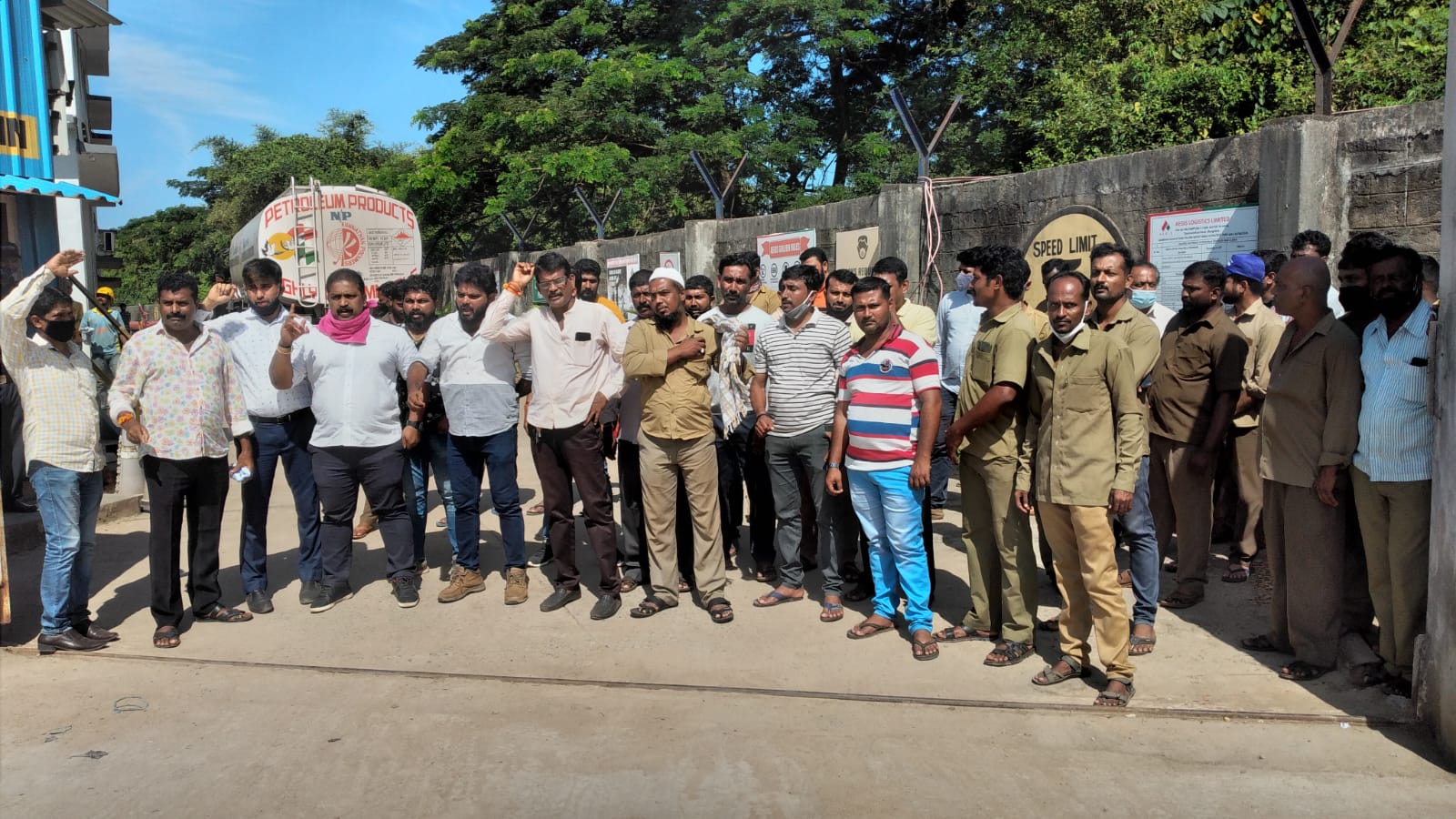 ತಣ್ಣೀರುಬಾವಿ: ತೈಲ ಲೋಡಿಂಗ್ ಮಾಡಲು ಒತ್ತಾಯಿಸಿ ಟ್ಯಾಂಕರ್ ಮಾಲಕರ ಪ್ರತಿಭಟನೆ