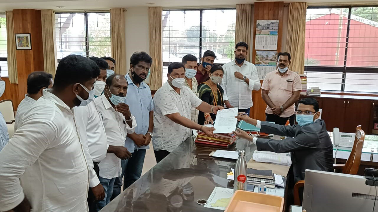 ಖಾಸಗಿ ಬಸ್ ಪ್ರಯಾಣ ದರ ಇಳಿಸುವಂತೆ ಆಗ್ರಹಿಸಿ ಡಿಸಿಗೆ ಮನವಿ