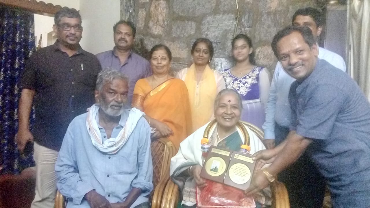 ಕನಾ೯ಟಕ ಸಾಹಿತ್ಯ ಅಕಾಡಮಿ ಪ್ರಶಸ್ತಿ ಸ್ವೀಕರಿಸಿದ ಪ್ರೊ.ಸುಮಿತ್ರಾಬಾಯಿ