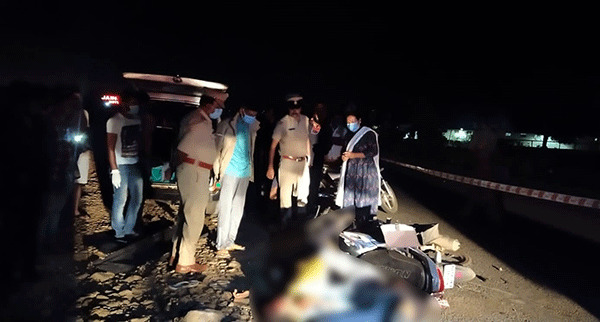 ಚಿತ್ರದುರ್ಗ: ನಿಂತಿದ್ದ ಲಾರಿಗೆ ಬೈಕ್ ಢಿಕ್ಕಿ; ಇಬ್ಬರು ಯುವಕರು ಸ್ಥಳದಲ್ಲೇ ಮೃತ್ಯು