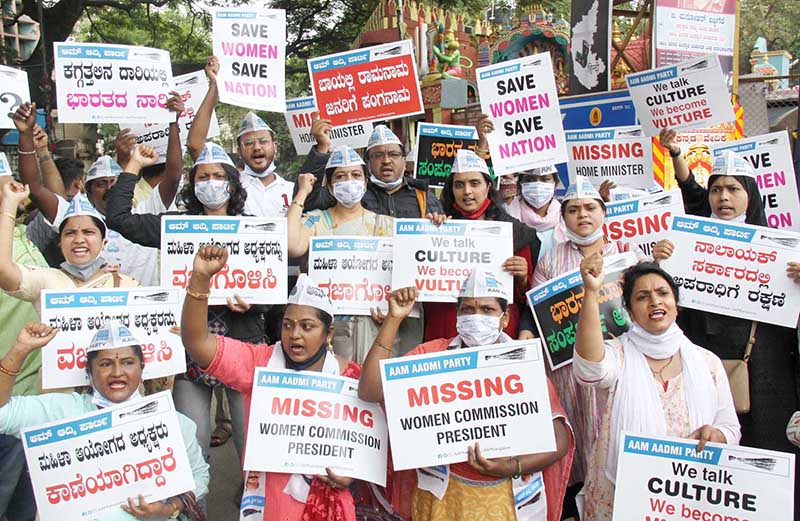 ಬೆಂಗಳೂರು: ಮಹಿಳಾ ಆಯೋಗದ ಎದುರು ಆಪ್ ಪ್ರತಿಭಟನೆ