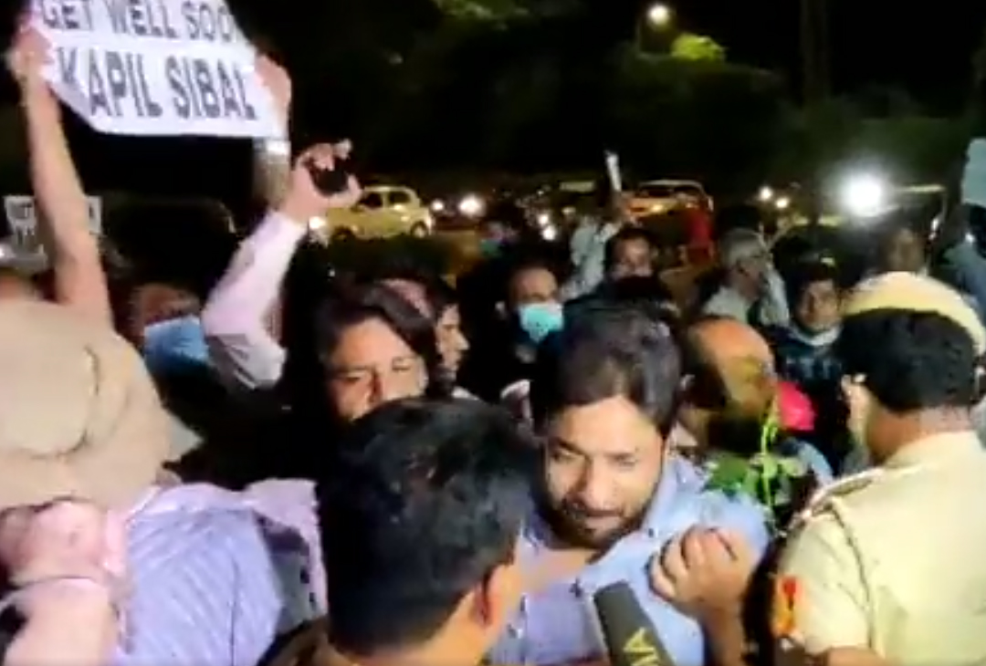 ಕಪಿಲ್ ಸಿಬಲ್ ಮನೆಯ ಹೊರಗೆ ಯುವ ಕಾಂಗ್ರೆಸ್ ಕಾರ್ಯಕರ್ತರಿಂದ ಪ್ರತಿಭಟನೆ, ಕಾರಿಗೆ ಹಾನಿ
