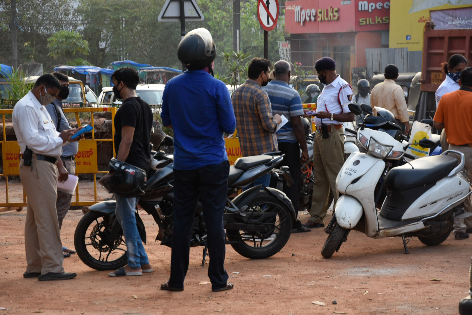 ಮಂಗಳೂರು ಪೊಲೀಸ್ ಟ್ರಾಫಿಕ್ ಅಭಿಯಾನ; ಹೆಲ್ಮೆಟ್ ಧರಿಸದ 728 ಸವಾರರ ವಿರುದ್ಧ ಕೇಸು ದಾಖಲು
