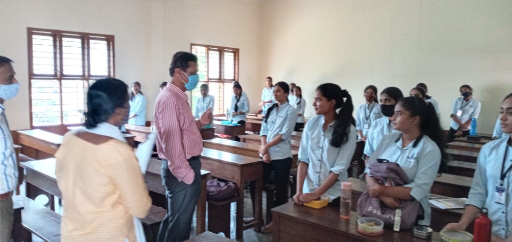 ಶಾಲೆಗಳಿಗೆ ಲೋಕಾಯುಕ್ತ ಎಸ್ಪಿ ಭೇಟಿ: ಪರಿಶೀಲನೆ