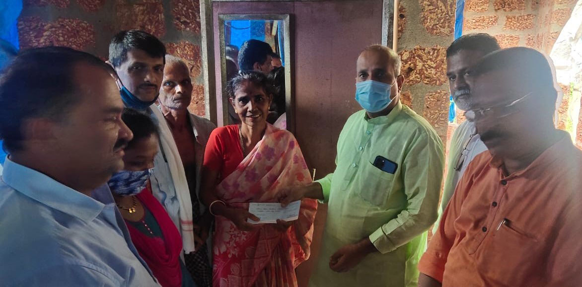 ಮರ ಬಿದ್ದು ಮೃತ್ಯು: ಕುಟುಂಬಕ್ಕೆ ಪರಿಹಾರಧನ ವಿತರಣೆ