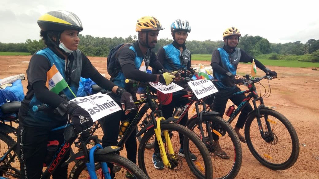 ಕೇರಳದಿಂದ ಕಾಶ್ಮೀರದವರೆಗೆ ಸೈಕಲ್ ನಲ್ಲಿ ಪ್ರಯಾಣ ಬೆಳೆಸಿದ ಗೆಳೆಯರು