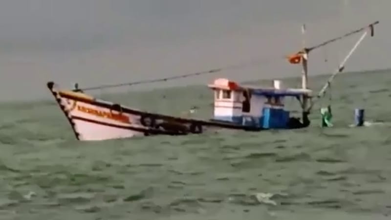 ಕಾರವಾರ : ಸಮುದ್ರದಲ್ಲಿ ಬೋಟ್ ಮುಳುಗಡೆ; 6 ಮಂದಿ ಮೀನುಗಾರರ ರಕ್ಷಣೆ