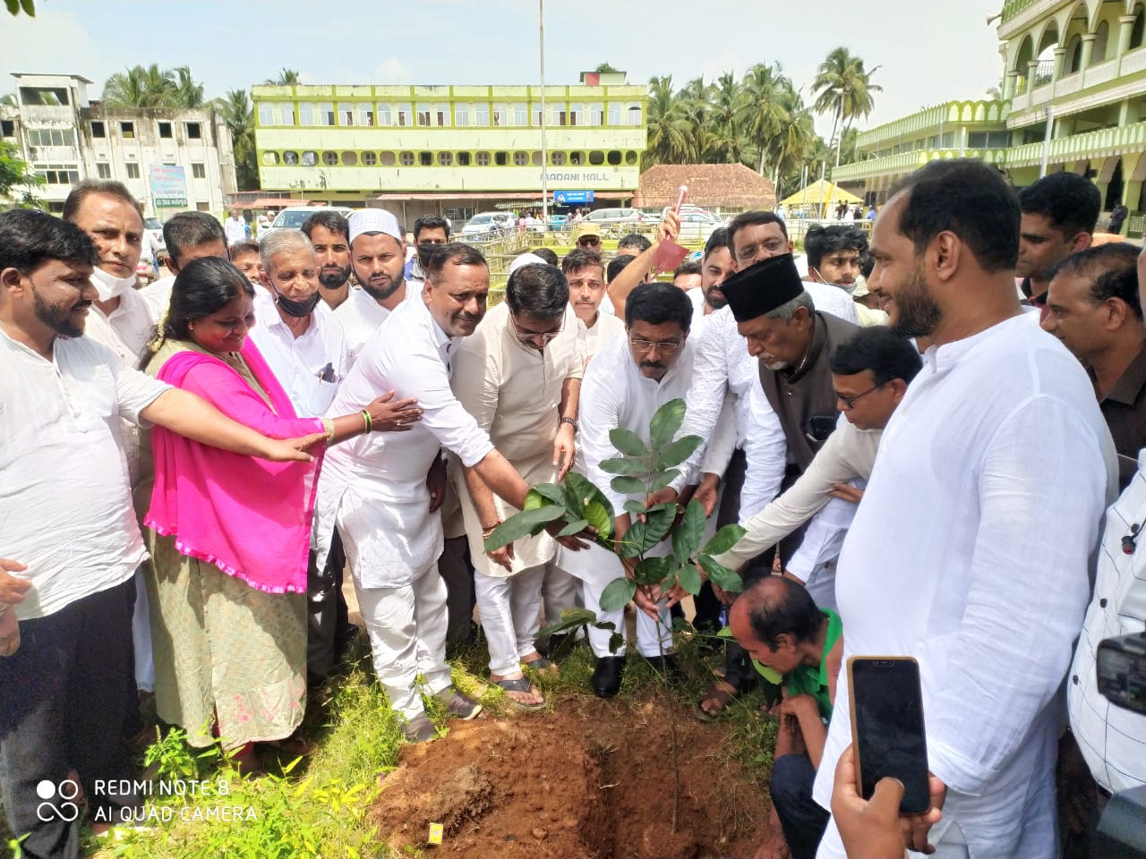 ಉಳ್ಳಾಲ: ಸಸಿ ನೆಡುವ ಕಾರ್ಯಕ್ರಮ