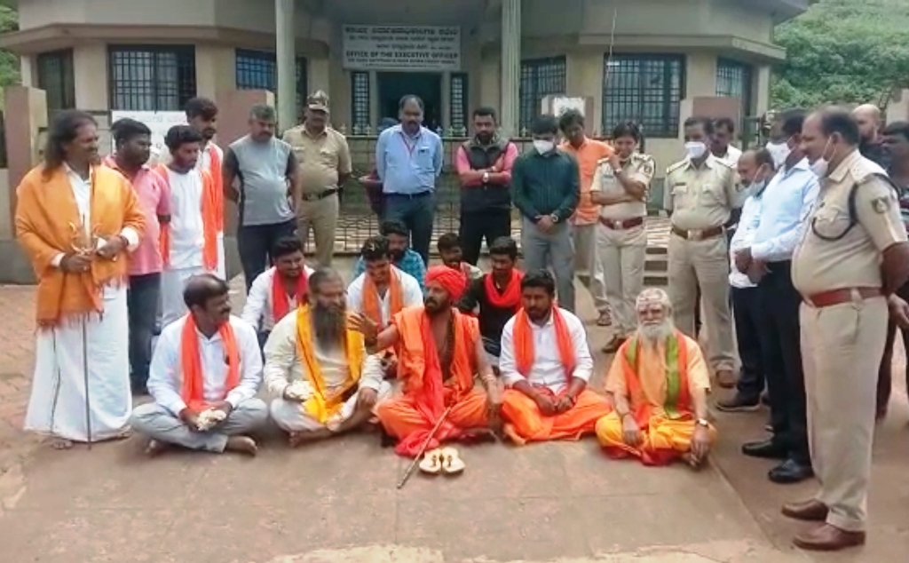 ದತ್ತ ಪಾದುಕೆಗಳಿಗೆ ಪೂಜೆ ಸಲ್ಲಿಕೆಗೆ ಅವಕಾಶ ನೀಡದ ಜಿಲ್ಲಾಡಳಿತ: ಶ್ರೀ ರಾಮ ಸೇನೆ ಮುಖಂಡರಿಂದ ಧರಣಿ