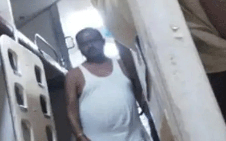 ಒಳಉಡುಪು ಧರಿಸಿ ರೈಲಿನಲ್ಲಿ ಅಡ್ಡಾಡಿದ್ದ ಪಾನಮತ್ತ ಶಾಸಕ ನನ್ನ ಚಿನ್ನದ ಉಂಗುರ ಕಸಿದಿದ್ದಾರೆ: ಸಹ ಪ್ರಯಾಣಿಕ ದೂರು