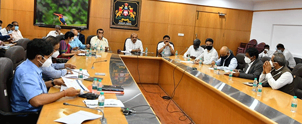 ದ.ಕ., ಉಡುಪಿ ಸಹಿತ ಐದು ಜಿಲ್ಲೆಗಳ ಉಸ್ತುವಾರಿ ಸಚಿವರು, ಡಿಸಿಗಳೊಂದಿಗೆ ಸಿಎಂ ವಿಡಿಯೋ ಕಾನ್ಫರೆನ್ಸ್