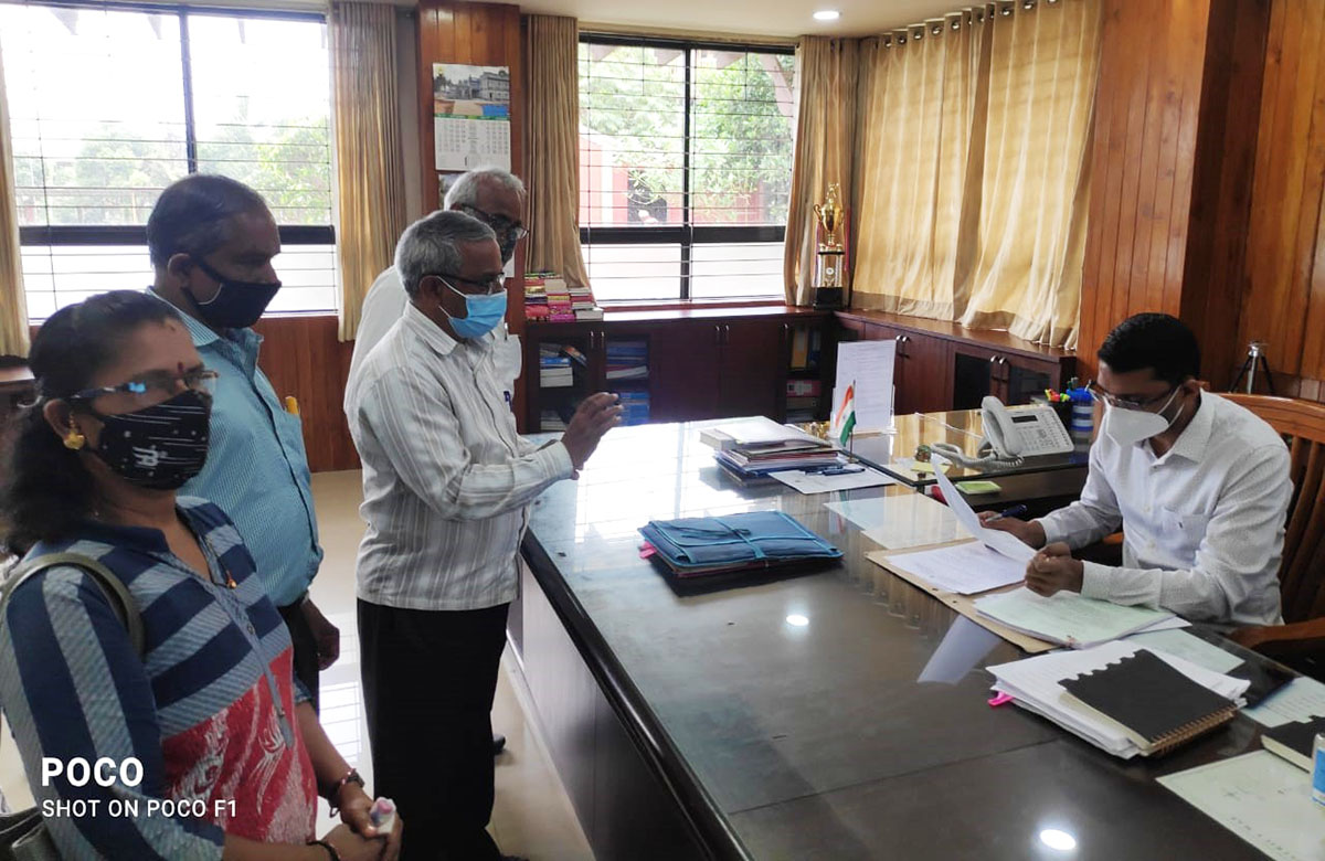 ಉಡುಪಿ: ಬಸ್ ದರ ಇಳಿಸುವಂತೆ ಆಗ್ರಹಿಸಿ ಜಿಲ್ಲಾಧಿಕಾರಿಗೆ ಮನವಿ