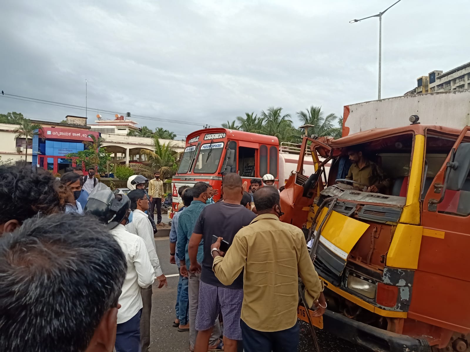 ಮಂಗಳೂರು: ​ಕೆಎಸ್ಸಾರ್ಟಿಸಿ ಬಸ್‌ಗೆ ಹಾಲು ಸಾಗಾಟ ವಾಹನ ಢಿಕ್ಕಿ: ಚಾಲಕನಿಗೆ ಗಾಯ