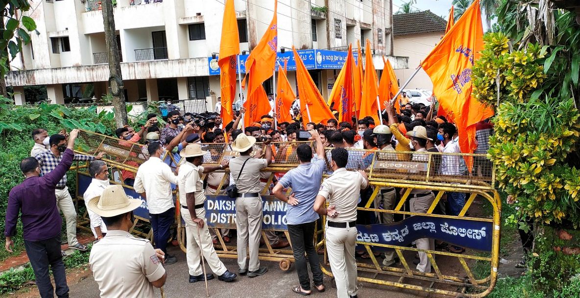 ಹಸಿ ಮೀನಿನ ಅಂಗಡಿಗೆ ಬೆಂಕಿ ಹಚ್ಚಿದ ಪ್ರಕರಣ: ಆರೋಪಿಗಳ ಬಂಧನಕ್ಕೆ ಒತ್ತಾಯಿಸಿ ಪ್ರತಿಭಟನೆ