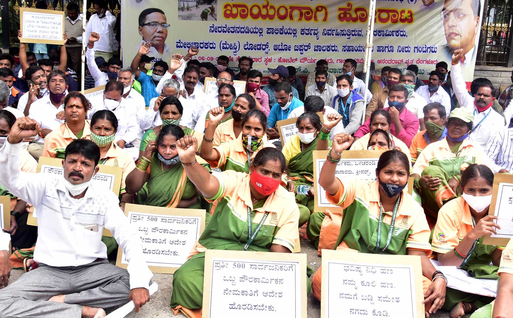 ಬೆಂಗಳೂರು: ಪೌರಕಾರ್ಮಿಕರ ಅನಿರ್ದಿಷ್ಟಾವಧಿ ಮುಷ್ಕರ; ಗಣ್ಯರ ಮನೆ ಮುಂದೆ ತ್ಯಾಜ್ಯ ವಿಲೇವಾರಿ ಸ್ಥಗಿತ