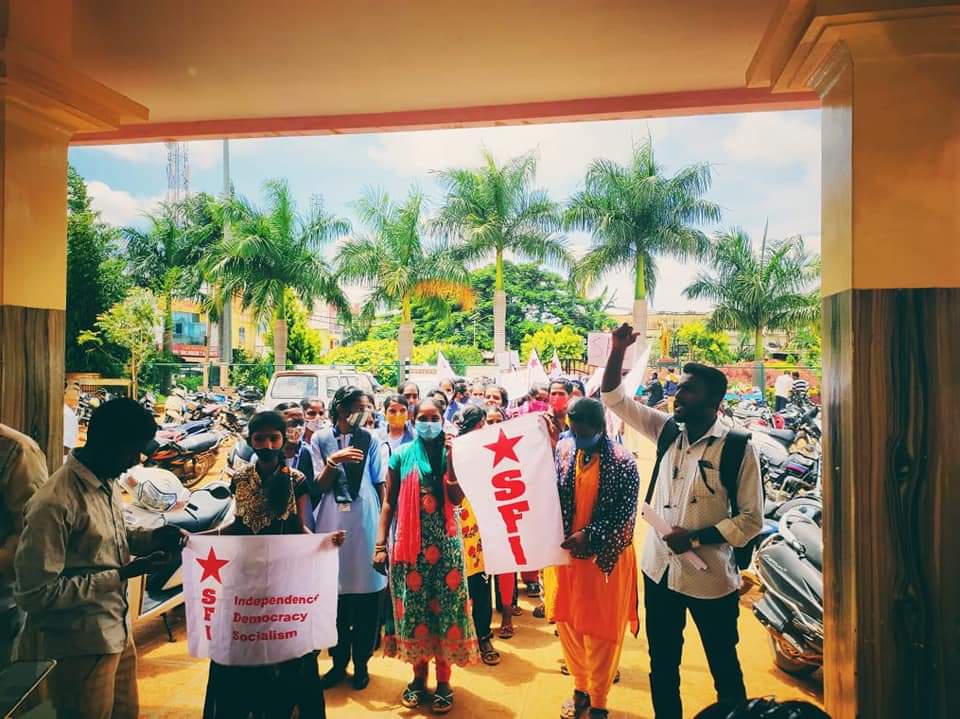 ವಿದ್ಯಾರ್ಥಿನಿಯರಿಗೆ ಹಲ್ಲೆ ನಡೆಸಿರುವವರ ವಿರುದ್ಧ ಕಾನೂನು ಕ್ರಮ ಜರುಗಿಸಬೇಕು: ಎಸ್.ಎಫ್.ಐ ಆಗ್ರಹ