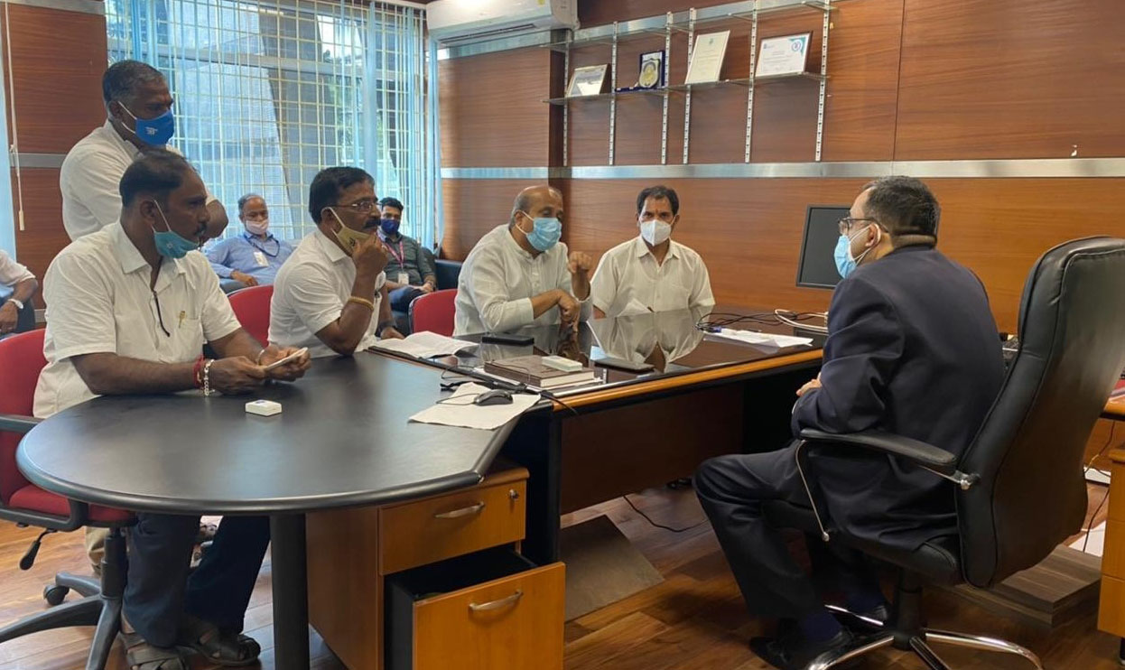 ವಿಮಾನ ನಿಲ್ದಾಣದಲ್ಲಿ ಟ್ಯಾಕ್ಸಿ ಚಾಲಕರ ಸಮಸ್ಯೆಗಳ ಬಗ್ಗೆ ಚರ್ಚೆ