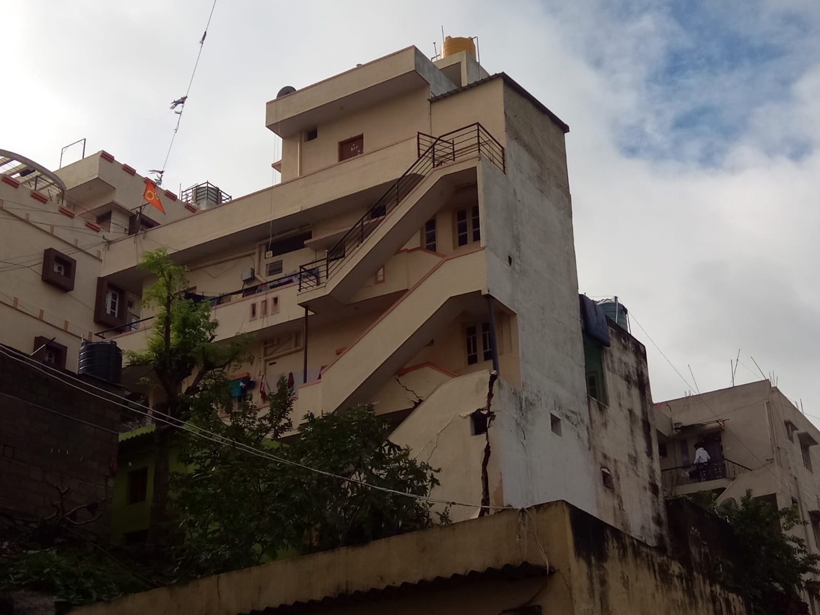 ಬೆಂಗಳೂರು: ಕುಸಿಯುವ ಹಂತದಲ್ಲಿ ಇನ್ನೊಂದು ಕಟ್ಟಡ; ನಿವಾಸಿಗಳ ಸ್ಥಳಾಂತರ