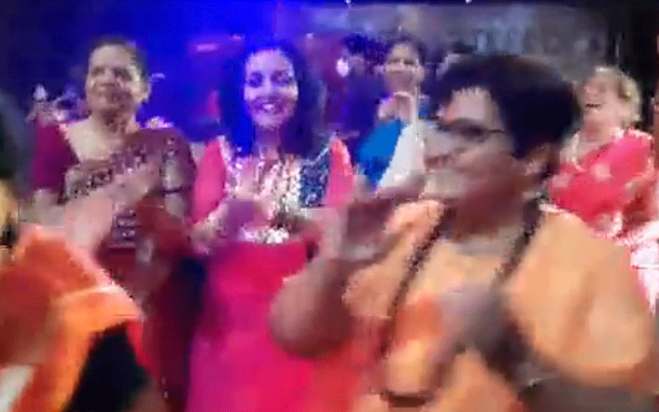 ಸದಾ ಗಾಲಿಕುರ್ಚಿಯಲ್ಲಿ ಕಾಣಿಸುವ ಪ್ರಜ್ಞಾ ಠಾಕುರ್ ಅವರ ಗರ್ಬಾ ನೃತ್ಯ ವೀಡಿಯೋ ವೈರಲ್ !