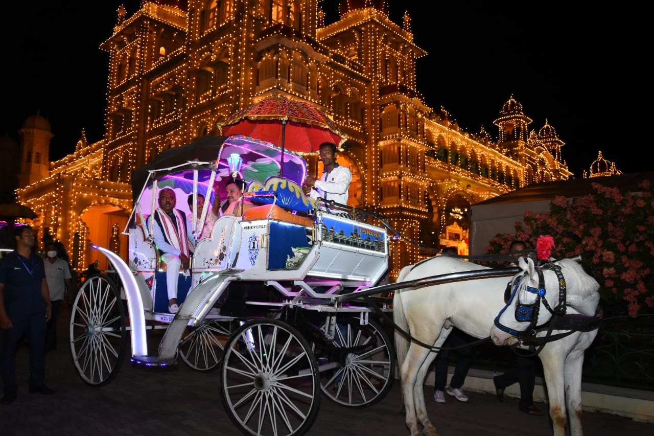 ದಸರಾ ಸಾಂಸ್ಕೃತಿಕ ಕಾರ್ಯಕ್ರಮಕ್ಕೆ ಟಾಂಗಾದಲ್ಲಿ ಆಗಮಿಸಿದ ಸಚಿವ ಎಸ್.ಟಿ.ಸೋಮಶೇಖರ್