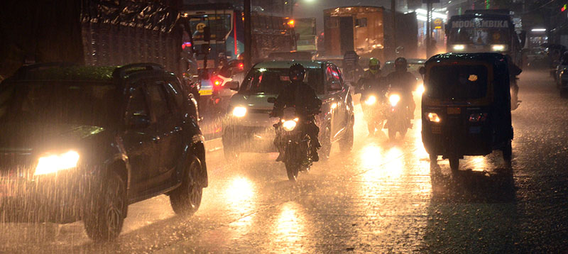 ಕರಾವಳಿಯಲ್ಲಿ ಭಾರೀ ಮಳೆ: 16 ಮನೆಗಳಿಗೆ, 104 ವಿದ್ಯುತ್ ಕಂಬಗಳಿಗೆ ಹಾನಿ