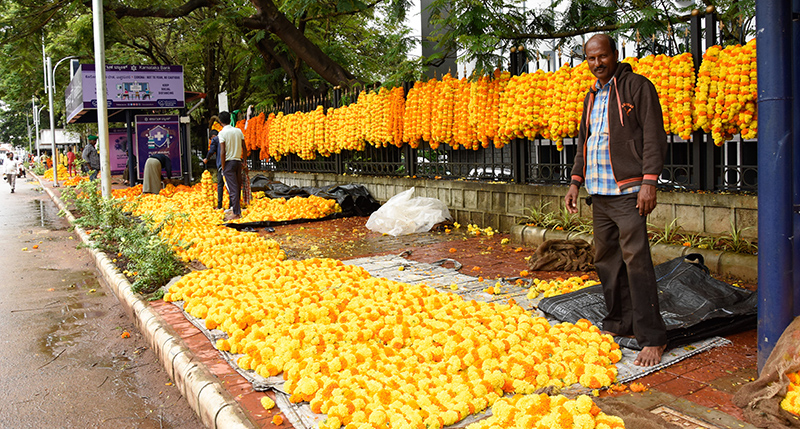 ಕರಾವಳಿಯಲ್ಲಿ ಆಯುಧ ಪೂಜೆ, ವಿಜಯ ದಶಮಿ ಸಂಭ್ರಮಕ್ಕೆ  ಸಜ್ಜು