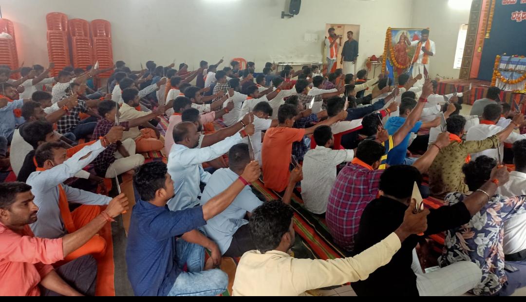 ಮಂಗಳೂರು: ವಿಹಿಂಪ ಕಚೇರಿಯಲ್ಲಿ ತ್ರಿಶೂಲ ವಿತರಣೆ