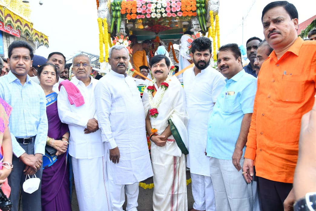 ಶ್ರೀಚಾಮುಂಡೇಶ್ವರಿ ಉತ್ಸವ ಮೂರ್ತಿಗೆ ಸಚಿವ ಎಸ್.ಟಿ. ಸೋಮಶೇಖರ್ ಚಾಲನೆ