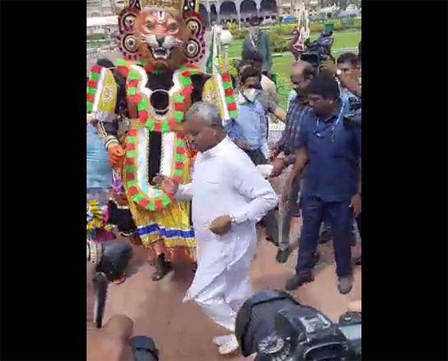 ಮೈಸೂರು: ಸಚಿವ ಎಸ್.ಟಿ.ಸೋಮಶೇಖರ್ ರಿಂದ ಡೋಲು ಬಡಿತ, ವೀರಗಾಸೆ ಕುಣಿತ