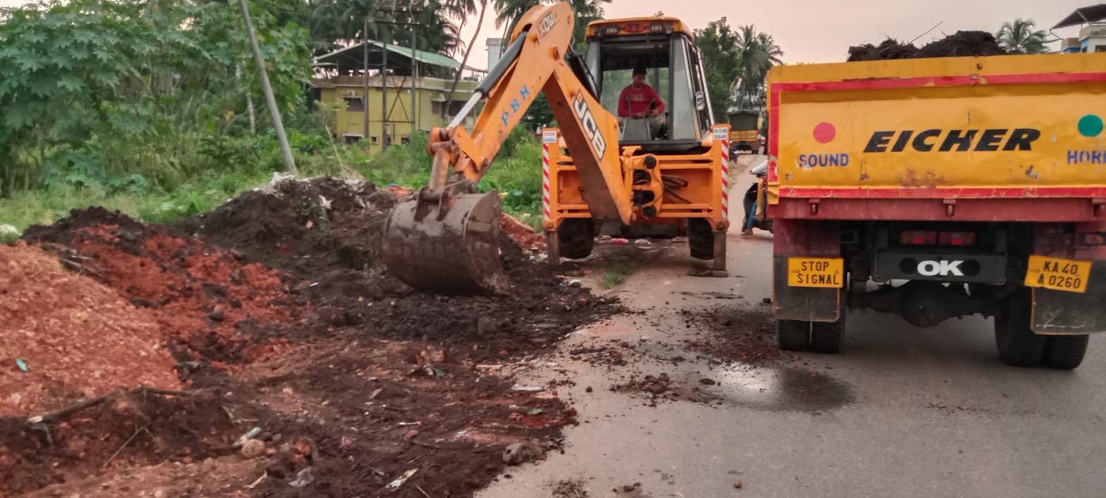 ಫರಂಗಿಪೇಟೆ: ರಸ್ತೆ ಬದಿ ತ್ಯಾಜ್ಯ ಮಣ್ಣು ಹಾಕಿದ ಟಿಪ್ಪರ್ ಚಾಲಕ