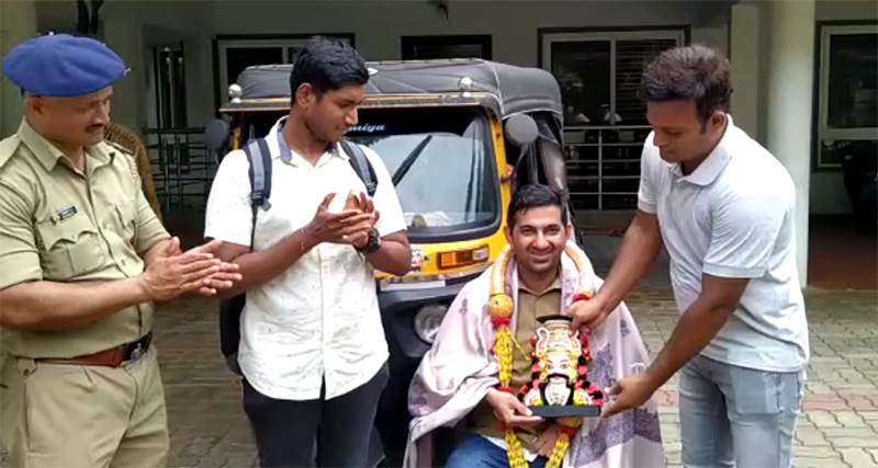 ಮಂಗಳೂರು: ಕಳೆದುಹೋಗಿದ್ದ ವಿದ್ಯಾರ್ಥಿಯ ಪರ್ಸ್ ಮರಳಿ ನೀಡಿದ ರಿಕ್ಷಾ ಚಾಲಕ ಮುಹಮ್ಮದ್ ಹನೀಫ್ ಗೆ ಕಮಿಷನರ್ ಸನ್ಮಾನ