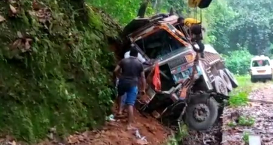 ಸಕಲೇಶಪುರ: ಹಳ್ಳಕ್ಕೆ ಬಿದ್ದ  ಲಾರಿ; ಚಾಲಕ ಸ್ಥಳದಲ್ಲೇ ಮೃತ್ಯು