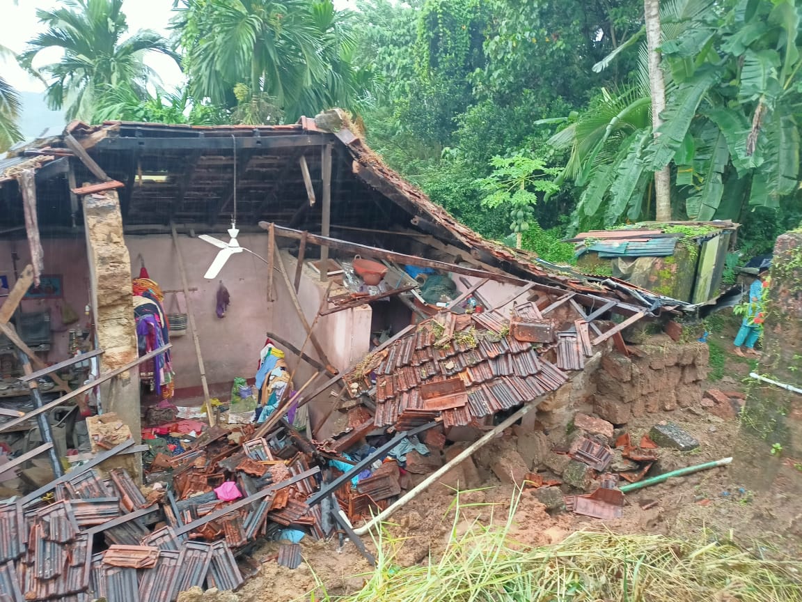 ಕರಾವಳಿಯಲ್ಲಿ ಮುಂದುವರಿದ ಮಳೆ: ಧರಾಶಾಹಿಯಾದ ಮನೆಗಳು,  ಕೈಗಾರಿಕಾ ಪ್ರದೇಶಕ್ಕೆ ನುಗ್ಗಿದ ನೀರು