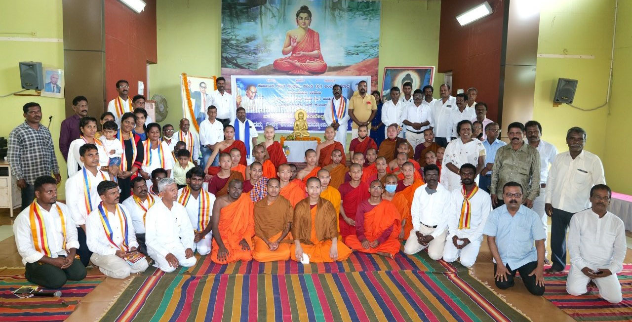 ಉಡುಪಿ: ಬುದ್ಧ ವಂದನೆ ಸಮಾರಂಭಲ್ಲಿ ನೂರಾರು ಮಂದಿಗೆ ಬೌದ್ಧ ದೀಕ್ಷೆ