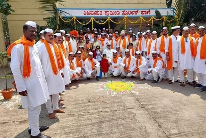 ಕೇಸರಿ ದಿರಿಸಿನಲ್ಲಿ ಪೊಲೀಸರು; ಕೈಗೆ ತ್ರಿಶೂಲಗಳನ್ನೂ ಕೊಟ್ಟು ಹಿಂಸೆಯ ದೀಕ್ಷೆ ಕೊಟ್ಟು ಬಿಡಿ ಎಂದ ಸಿದ್ದರಾಮಯ್ಯ