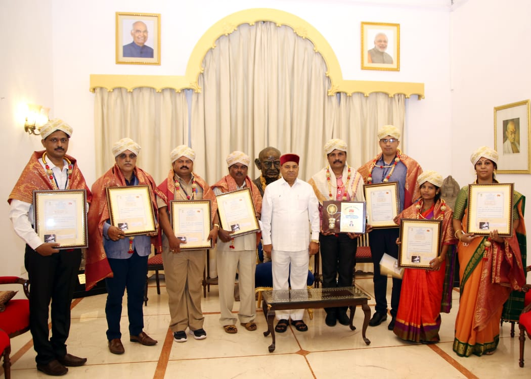 8 ಸಾಧಕರಿಗೆ ಡಾಕ್ ಸೇವಾ ಪ್ರಶಸ್ತಿ ಪ್ರಧಾನ ಮಾಡಿದ ಗೌರವಾನ್ವಿತ ರಾಜ್ಯಪಾಲ ಥಾವರ್ ಚಂದ್ ಗೆಹ್ಲೋಟ್